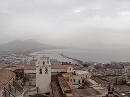 panorama do Nápoles a partir de castel sant'elmo ofertas uma tirar o fôlego Visão do a da cidade vibrante ruas, histórico marcos, e a hipnotizante beleza do a baía do Nápoles foto