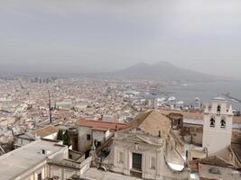 panorama do Nápoles a partir de castel sant'elmo ofertas uma tirar o fôlego Visão do a da cidade vibrante ruas, histórico marcos, e a hipnotizante beleza do a baía do Nápoles foto