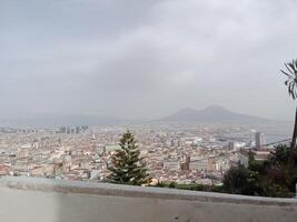 panorama do Nápoles a partir de castel sant'elmo ofertas uma tirar o fôlego Visão do a da cidade vibrante ruas, histórico marcos, e a hipnotizante beleza do a baía do Nápoles foto