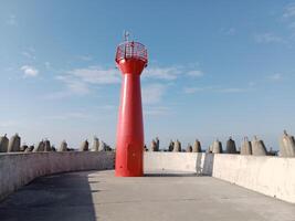 levando uma passear ao longo a porta e cais dentro Kolobrzeg, Polônia, ofertas uma delicioso experiência com pitoresco Visualizações do a báltico mar e a movimentado marítimo atividade. foto