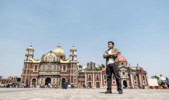 uma homem dentro freguesia do santa maria de guadalupe capuchinhas dentro a basílica cdmx México foto