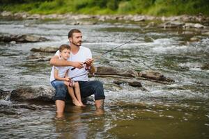 pai ensino filho quão para peixe voador dentro rio foto