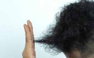fechar acima jovem pessoas ter problemas com cabelo perda, secura, embotamento, Dividido termina e dano. foto