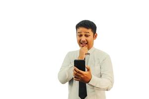 adulto ásia homem mostrando chocado face expressão enquanto olhando para dele Móvel telefone foto
