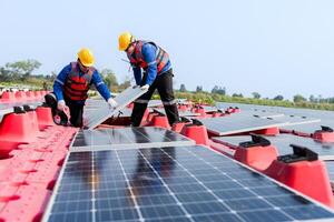 fotovoltaico engenheiros trabalhos em flutuando fotovoltaica. trabalhadores inspecionar e reparar a solar painel equipamento flutuando em água. engenheiro trabalhando configuração flutuando solar painéis plataforma sistema em a lago. foto