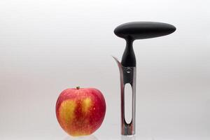 maçã núcleo. ferramenta para removendo a maçã essencial, isolado em branco fundo. foto