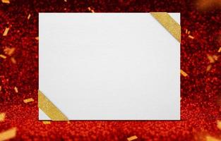 cartaz em branco com fita em perspectiva glitter vermelho cintilante com confete dourado foto