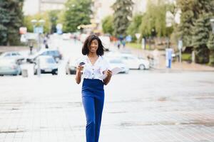 negociante africano americano mulher caminhando foto