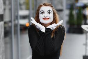 a menina com Maquiagem do a mímica. improvisação. mímica mostra diferente emoções foto