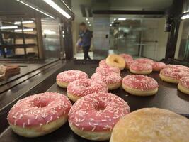 Rosa rosquinhas em bandeja foto