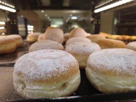 pães padaria em bandeja foto