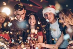 o espírito do ano novo está no ar. foto da companhia de amigos fazendo festa com álcool