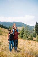 família fique em a topo do montanha, olhando em a lindo Visão foto