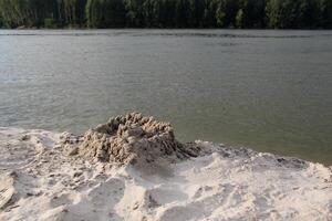 areia castelo em a Danúbio rio de praia dentro voivodina, Sérvia foto