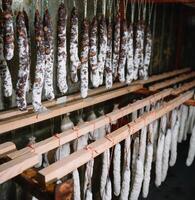 tradicional curado francês salsichas dentro a loja às França comte fumaça casa foto