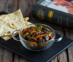 carne fígado Masala com pão servido dentro uma prato isolado em corte borda lado Visão do café da manhã em de madeira fundo foto