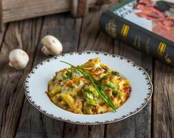 Macarrão Penne alforno massa servido dentro uma prato isolado em de madeira fundo lado Visão do massa foto