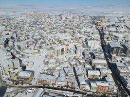 topo Visão a partir de uma zangão do uma Nevado cidade. sarikaya, yozgat, peru foto