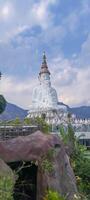 branco Buda estátuas dentro kaokho montanha Tailândia foto