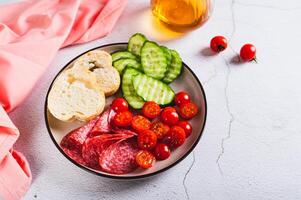 menina jantar do defumado carnes, legumes e pão em uma prato em a mesa foto