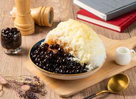 Taiwan Castanho açúcar pérola leite gelo creme servido dentro tigela isolado em mesa topo Visão do ásia Comida foto