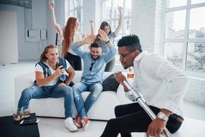 todo mundo está no ritmo. cantando festa. amigos decidem relaxar cantando suas canções favoritas foto