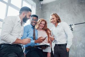 sorrisos sinceros. lindos empresários amam seu trabalho e compartilham suas ideias uns com os outros foto