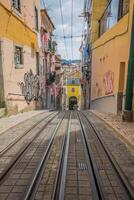 bica elevador eléctrico dentro Lisboa, Portugal foto