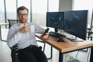 sério o negócio homem comerciante analista olhando às computador monitor, investidor corretor analisando índices, financeiro gráfico negociação conectados investimento dados em criptomoeda estoque mercado gráfico em pc tela. foto