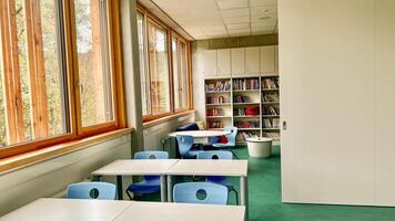 schwabisch Gmundo, Alemanha-novembro 12.2022. escola biblioteca dentro uma alemão escola foto