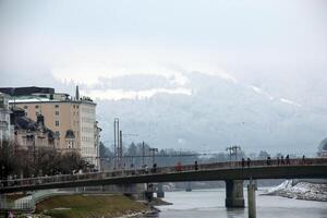 salzburgo, Áustria - 13.01.2024 Visão em a marko-feingold-steg ponte sobre a Salzach rio dentro a cidade do salzburgo, Áustria. foto