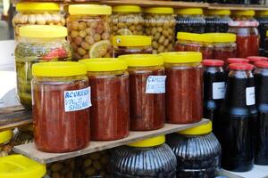 caseiro tomate molho e azeitonas em mercado prateleira. adatepe, Peru - agosto 21, 2023 foto