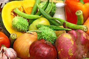 brasileiro vegetais, pepino, doce batata e vermelho pimentas foto