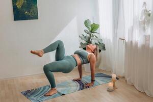 uma 50 anos mulher fazendo conectados ioga às casa foto