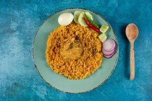 picante frango pulao, polão, Biryani, mandi, kacchi com ovo e salada servido dentro prato isolado em mesa topo Visão do indiano Comida foto