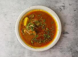 picante carne nihari servido dentro uma prato isolado em fundo topo Visão do indiano e paquistanês desi Comida foto