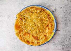 anda paratha ou omelete paratha servido dentro uma prato isolado em fundo topo Visão do indiano e paquistanês desi Comida foto