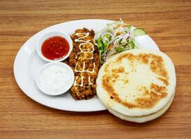 frango shawarma prato com salada, Pimenta molho, maionese mergulho e pão servido dentro uma prato isolado em cinzento fundo lado Visão do indiano, paquistanês Comida foto