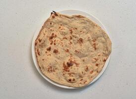 simples tandoori roti servido dentro uma prato isolado em cinzento fundo topo Visão do indiano, paquistanês Comida foto