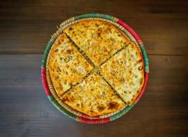 tandoori aloo naan ou aloo paratha servido dentro cesta isolado em mesa topo Visão do Índia e paquistanês Comida foto