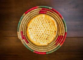 tandoori kulcha servido dentro cesta isolado em mesa topo Visão do Índia e paquistanês Comida foto