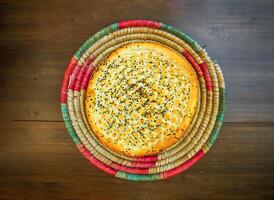 tandoori Kalonji naan servido dentro cesta isolado em mesa topo Visão do Índia e paquistanês Comida foto