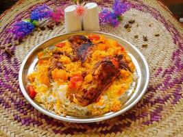 frango Biryani ou frango arroz servido dentro prato isolado em mesa topo Visão do árabe Comida foto