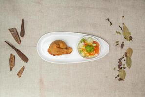 samosa com chutado, molho e salada servido dentro uma prato isolado em mesa topo Visão do indiano especiarias Comida foto