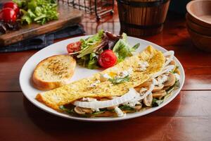 marinheiro omelete lista com salada servido dentro uma prato isolado em de madeira fundo lado Visão foto