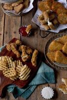 frango tiras, McCain rosti, silêncio Castanho triângulo, queijo grudar, dourado fresco treliça batata, Pimenta jalapeno queijo cheddar queijo servido dentro prato isolado em mesa lado Visão do árabe Comida foto