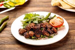 carne grade tikka boti kabab com tomate, salada e pão servido dentro uma prato isolado em de madeira mesa fundo lado Visão do comida rápida foto