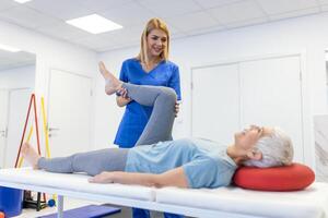 reabilitação terapia. profissional fêmea terapeuta trabalhando dentro a reabilitação Centro enquanto fazendo a terapia foto