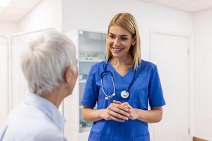 Senior mulher, médico e idosos paciente com Boa notícias, tábua e resultados para saúde, adendo e relatório. feliz médico, prancheta com sorriso, tecnologia ou Apoio, suporte dentro hospital foto