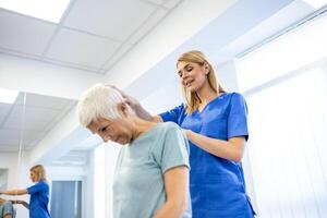 licenciado quiroprático ou manual terapeuta fazendo pescoço esticam massagem para relaxado fêmea paciente dentro clínica escritório. jovem mulher com chicotada ou reumatológico problema obtendo profissional médico Socorro foto